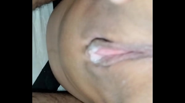 Ama de casa embarazada pide revisión del Internet y seduce al técnico antes de que el marido llegue.