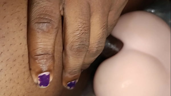 Pegando boneca em casa